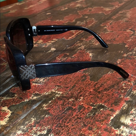 Burberry sunglasses - Picture 2 of 5